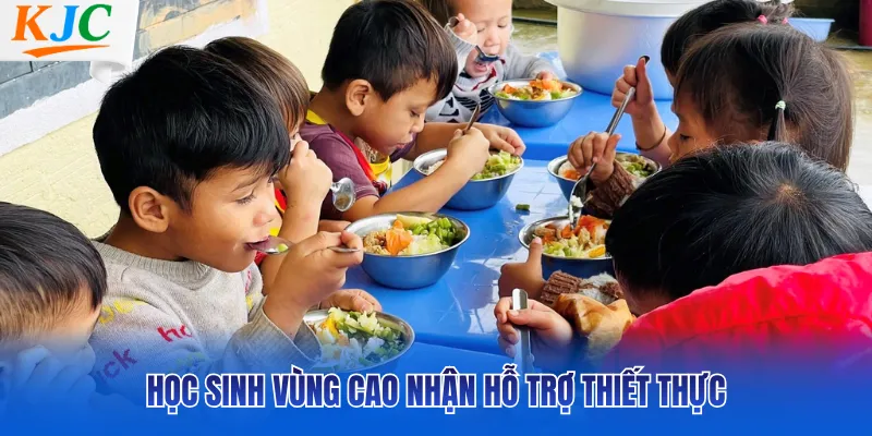 Học sinh vùng cao nhận hỗ trợ thiết thực